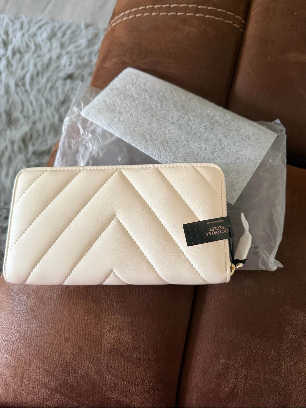 Victoria secret Cream Quilted Zip Wallet with Gold Stud Detail - Picture 8 of 8